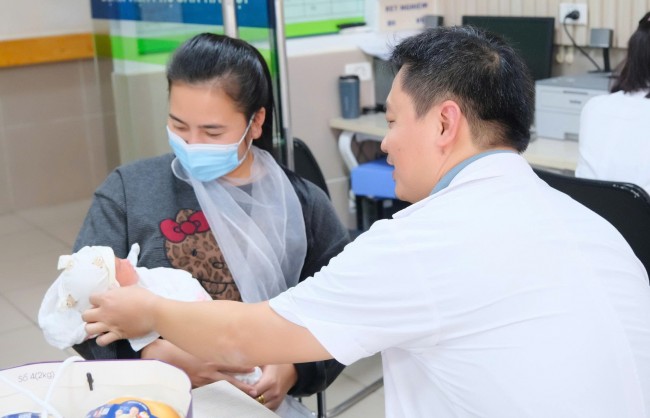 Xử trí thành công ca song thai một bánh rau, một buồng ối