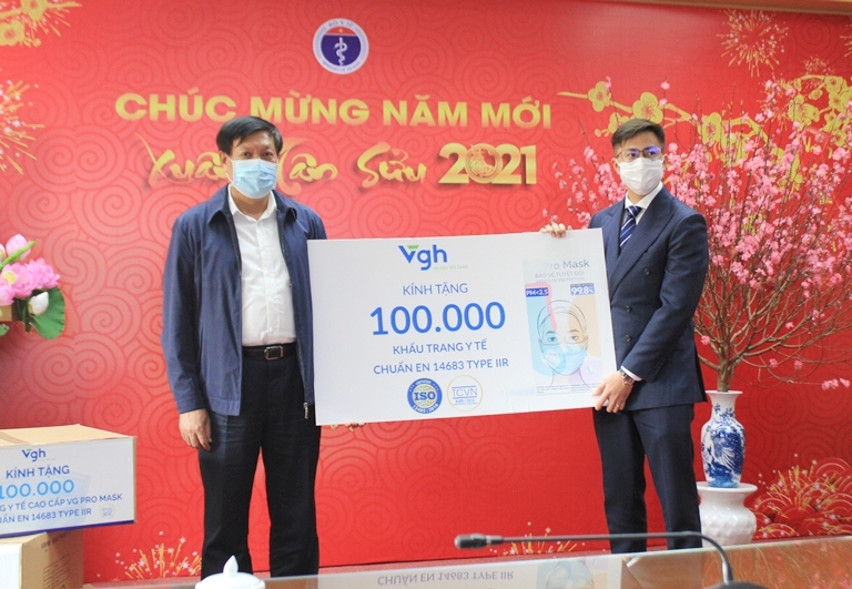 Đồng chí Đỗ Xuân Tuyên, Thứ trưởng Bộ Y tế tiếp nhận 100.000 chiếc khẩu trang y tế cao cấp (VG Pro Mask )do Công ty Cổ phần Chăm sóc Sức khỏe VGH trao tặng