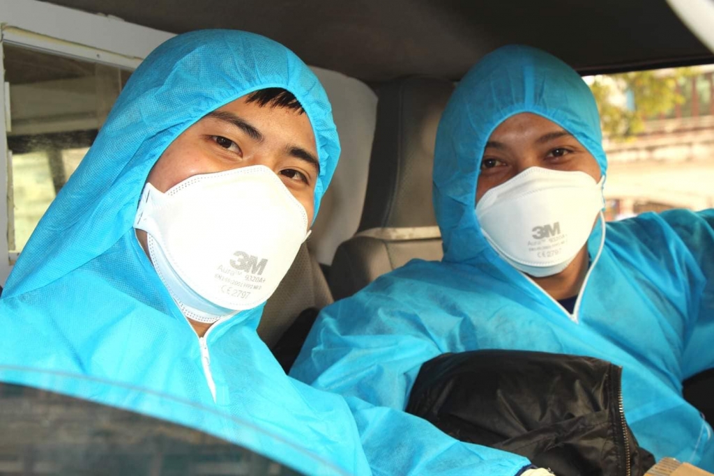 Anh Công (phải) lên đường di chuyển bệnh nhân cùng đồng nghiệp.
