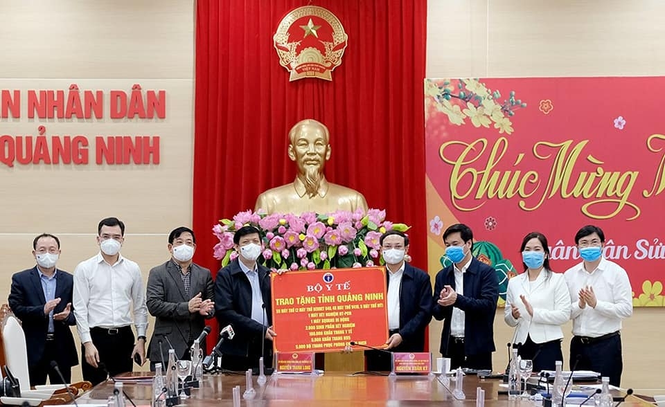 Bộ trưởng Nguyễn Thanh Long trao tặng các trang thiết bị y tế phòng chống dịch cho tỉnh Quảng Ninh 