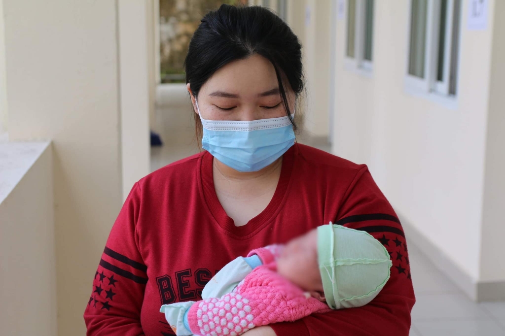 Chị Lê Thị D (Kinh Môn) ẵm con trên tay, em bé vào viện khi mới chỉ 24 ngày tuổi.