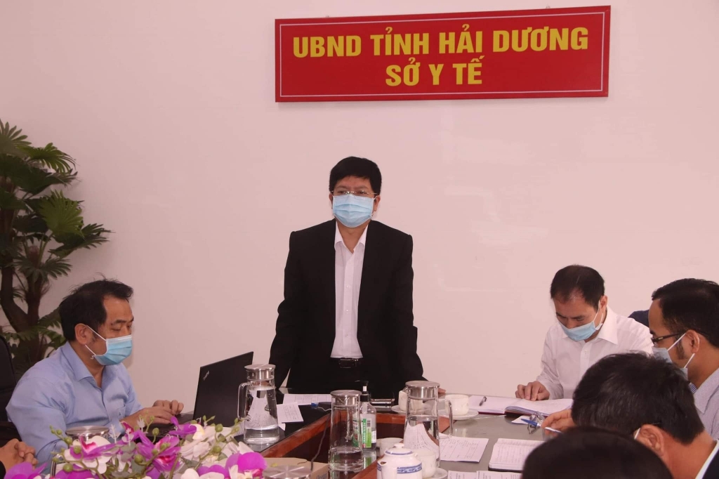 Th.S BS Nguyễn Trọng Khoa đang trực tiệp kiểm tra số liệu liên quan đến các bệnh nhân đang chạy thận nhân tạo tại các cơ sở y tế.