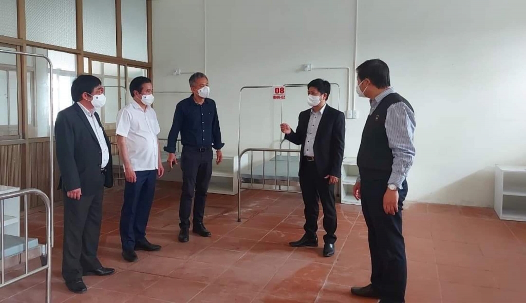 Các thành viên thuộc đoàn công tác phòng chống dịch COVID-19 của Bộ Y tế làm việc tại bệnh viện dã chiến số 3. Từ trái qua phải: Bs Dương Chí Nam, BS Hoàng Minh Đức, BS Trần Anh Thành, Bs Nguyễn Trọng Khoa, PGS.TS Trần Như Dương.
