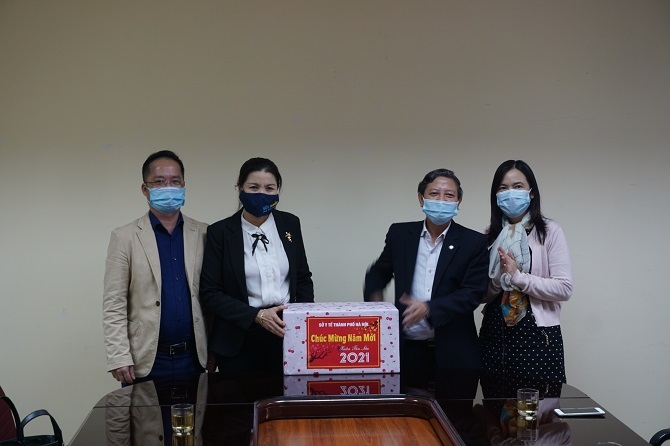 Phó Giám đốc Sở Y tế Hà Nội thăm, chúc tết cán bộ Trung tâm Kiểm soát bệnh tật thành phố Hà Nội