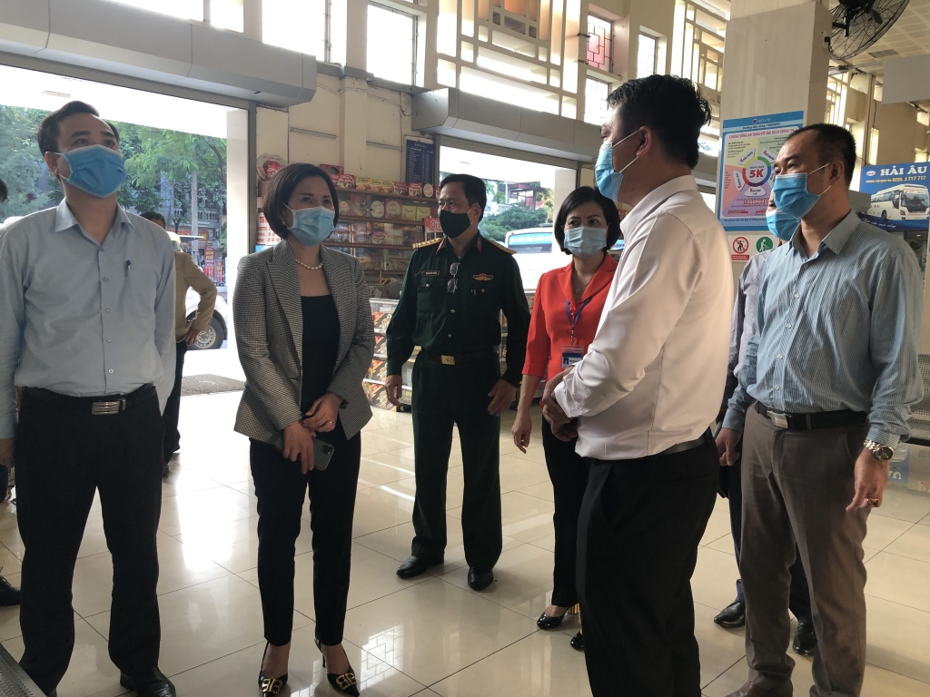 -	Phó Giám đốc Sở Y tế Hà Nội Trần Thị Nhị Hà cùng đoàn kiểm tra công tác phòng, chống dịch Covid-19 tại bến xe Gia Lâm
