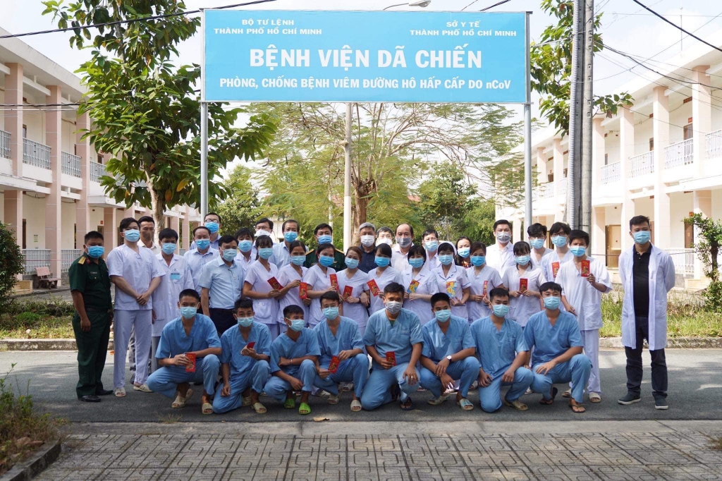 PGS.TS Nguyễn Trường Sơn, Tổ trưởng Tổ thường trực đặc biệt chống dịch COVID-19 của Bộ Y tế tại TP.HCM đã thăm và động viện các lực lượng đang túc trực, công tác tại Bệnh viện Dã chiến Củ Chi.