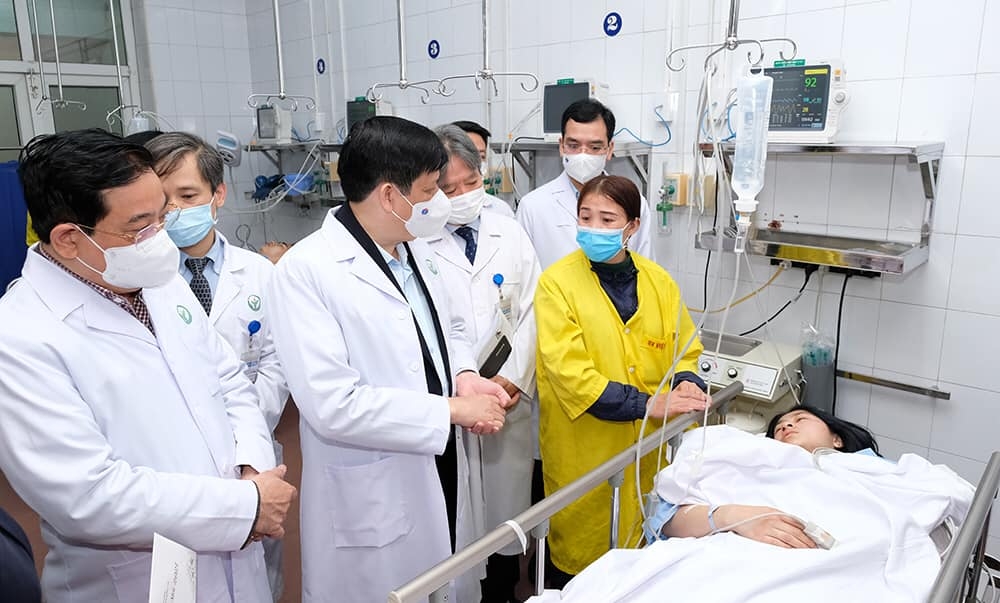 Bộ trưởng Nguyễn Thanh Long tặng quà, chia sẻ và động viên người nhà bệnh nhân tại BV Việt Đức