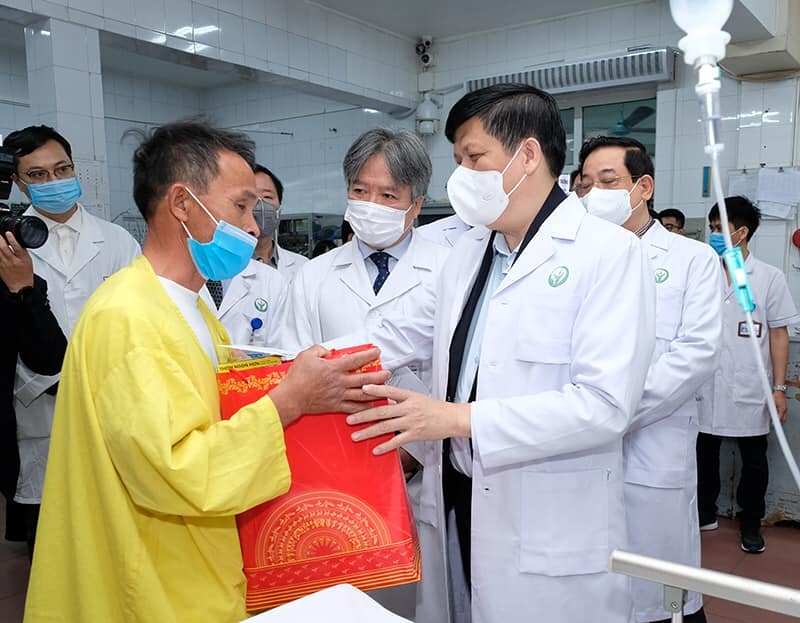 Bộ trưởng Nguyễn Thanh Long tặng quà, chia sẻ và động viên người nhà bệnh nhân tại BV Việt Đức