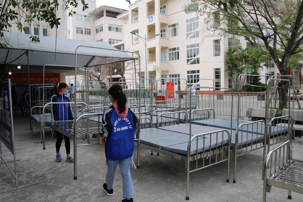 Sinh viên tại trường Đại học Kỹ thuật Y tế Hải Dương tham gia hỗ trợ lắp đặt và vận chuyển giường bệnh.