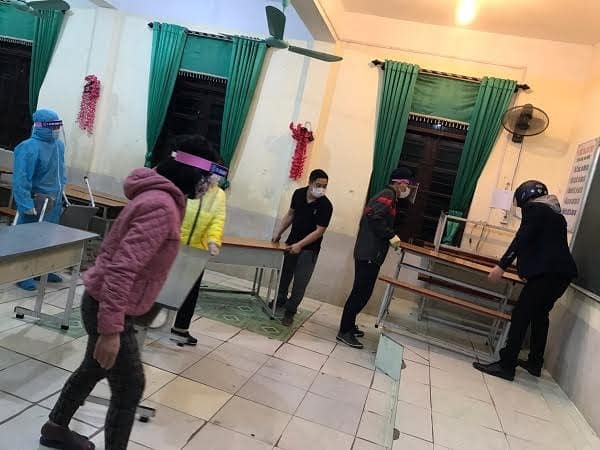 Giáo viên dọn phòng học đón công dân