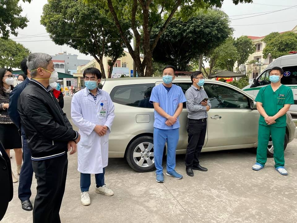 Thứ trưởng Nguyễn Trường Sơn nghe báo cáo về tình hình điều trị tại bệnh viện dã chiến số 1 Hải Dương
