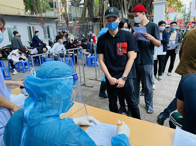 Buổi lấy mẫu xét nghiệm SARS-CoV-2 cho công dân nhập ngũ đợt I được diễn tại Quận Hai Bà Trưng