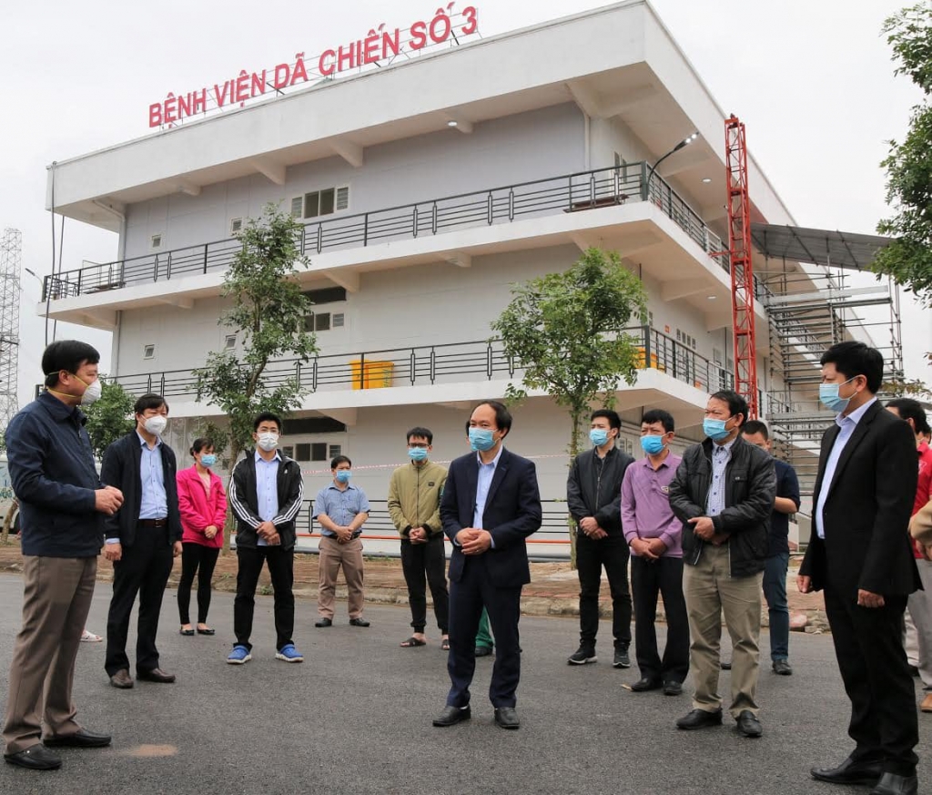 Ông Phạm Xuân Thăng – Bí thư Tỉnh uỷ Hải Dương(giữa) cùng đoàn công tác Bộ Y tế đến thăm và tặng quà cho các y, bác sĩ tại Bệnh viện Dã chiến số 3 (ngày 25/2)