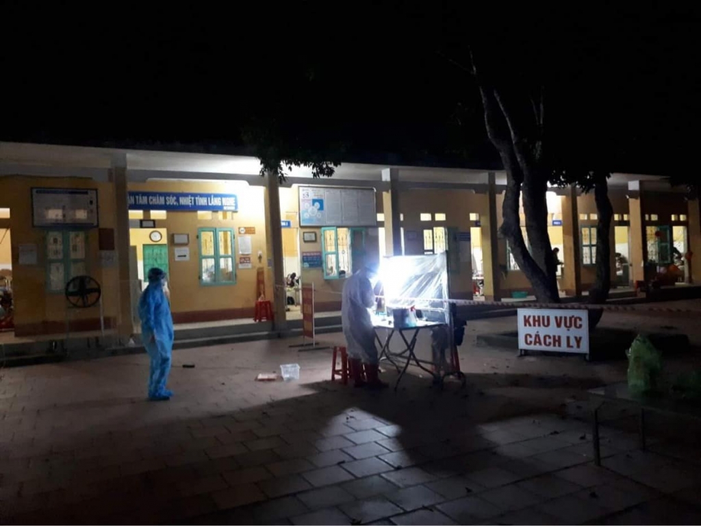 Khoảnh khắc làm việc đến đêm khuya của chị Hương và các đồng nghiệp khoa Truyền nhiễm trong những ngày đầu tiếp nhận bệnh nhân COVID-19.