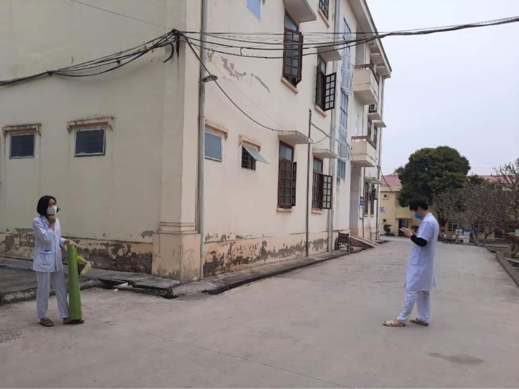Bức ảnh cuộc gặp gỡ gần nhau nhưng không được bên nhau thời COVID-19 do đồng nghiệp “chụp trộm”.
