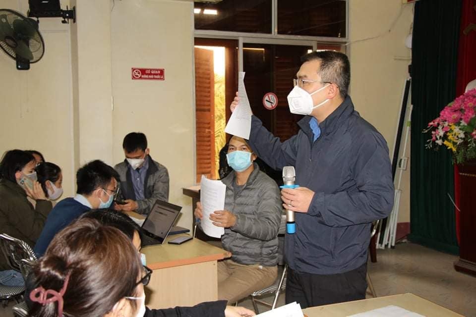 TS. Ngũ Duy Nghĩa, Trưởng Khoa Kiểm soát bệnh truyền nhiễm hướng dẫn cho các sinh viên tiến hành truy vết qua điện thoại tại CDC Hải Dương.