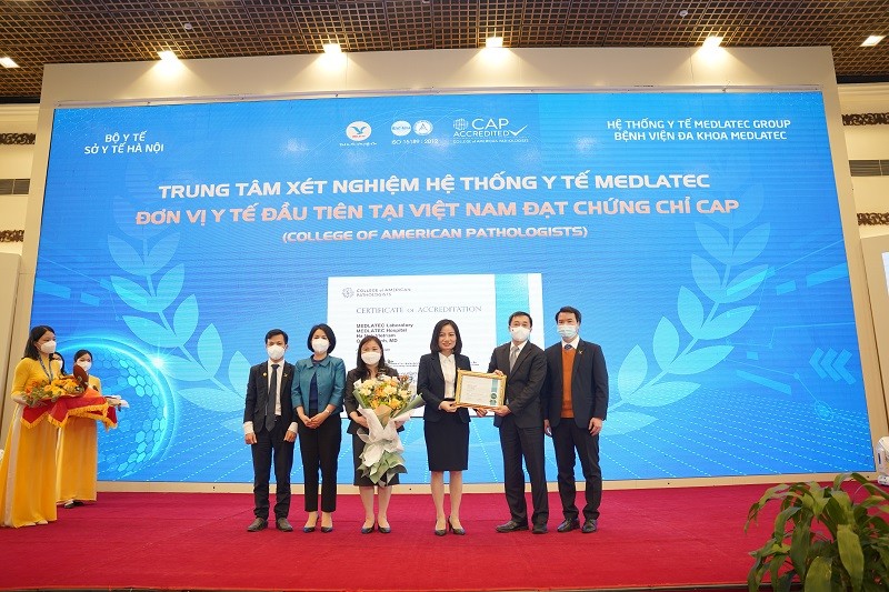Đại diện tập đoàn MED GROUP, BVĐK MEDLATEC nhận bó hoa tươi thắm của đại diện Bộ Y tế sau nhận chứng nhận CAP