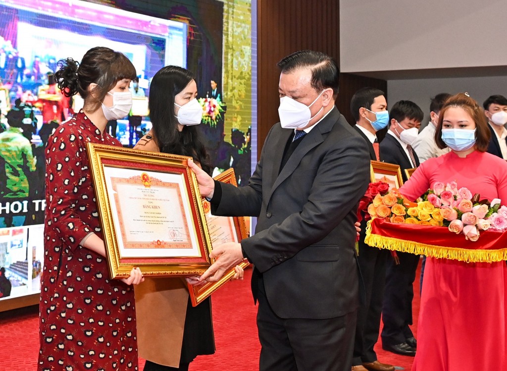 Bí thư Thành ủy Hà Nội Đinh Tiến Dũng trao Bằng khen của Thủ tướng Chính phủ cho các tập thể có thành tích xuất sắc.