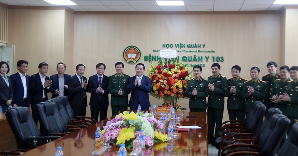 đồng chí Nguyễn Trọng Nghĩa chúc mừng các cán bộ, đội ngũ y, bác sĩ đang công tác tại bệnh viện.