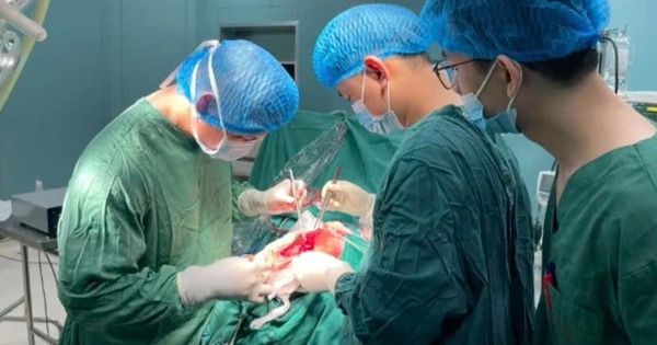 Mổ não khẩn cấp cứu người đàn ông dập não sau cú đâm thẳng vào xe tải đỗ ven đường