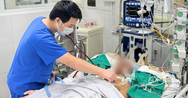Mắc cúm A dai dẳng 3 tuần không khỏi, phổi của người đàn ông trắng xóa 2 bên, phải đặt ECMO gấp- Ảnh 2. Bác sĩ thăm khám cho bệnh nhân mắc cúm A.