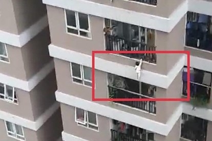 Hình ảnh bé gái bị rơi từ tầng 12 xuống được cắt từ trong đoạn clip xuất hiện trên mạng