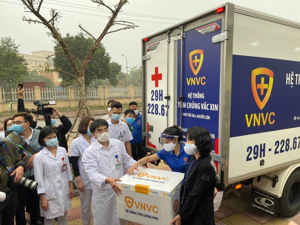 BV Bệnh Nhiệt đới Trung ương tiến hành tiêm vắc xin COVID-19 cho 100 cán bộ, nhân viên y tế trong ngày 8/3..