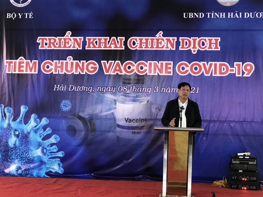 Thứ trưởng Bộ Y tế Đỗ Xuân Tuyên trực tiếp tiêm vắc xin phòng COVID-19