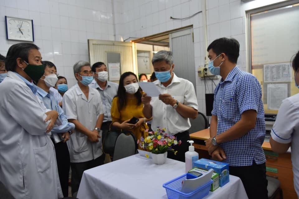 PGS.TS Nguyễn Trường Sơn, Thứ trưởng Bộ Y tế kiểm tra công tác chuẩn bị tiêm ngừa Vaccine COVID-19 tại Bệnh viện Bệnh Nhiệt đới TP.HCM