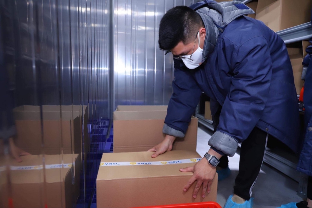 Vắc-xin Covid được vận chuyển tới điểm tiêm chủng ở Bệnh viện Bệnh Nhiệt đới TW tại Hà Nội Vắc-xin Covid được vận chuyển tới điểm tiêm chủng ở Bệnh viện Bệnh Nhiệt đới TW tại Hà Nội