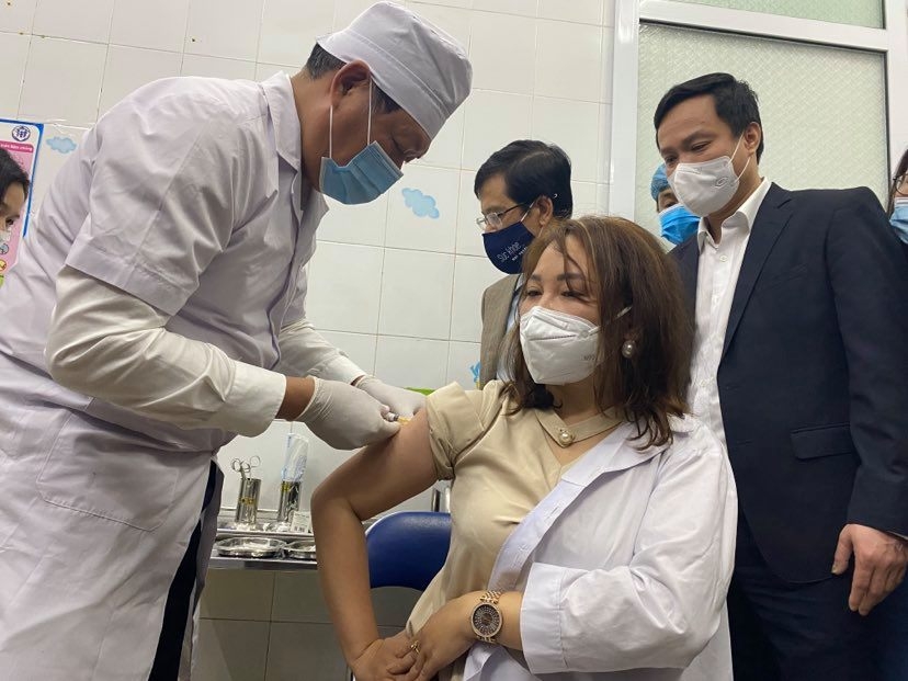 Chị Đỗ Thị Nhài, cán bộ trạm y tế phường Tân Hưng là người tiêm vắc xin COVID-19 thứ 2 tại Hải Dương. Thứ trưởng Bộ Y tế Đỗ Xuân Tuyên trực tiếp tiêm vắc xin phòng COVID-19 cho chị Nhài.