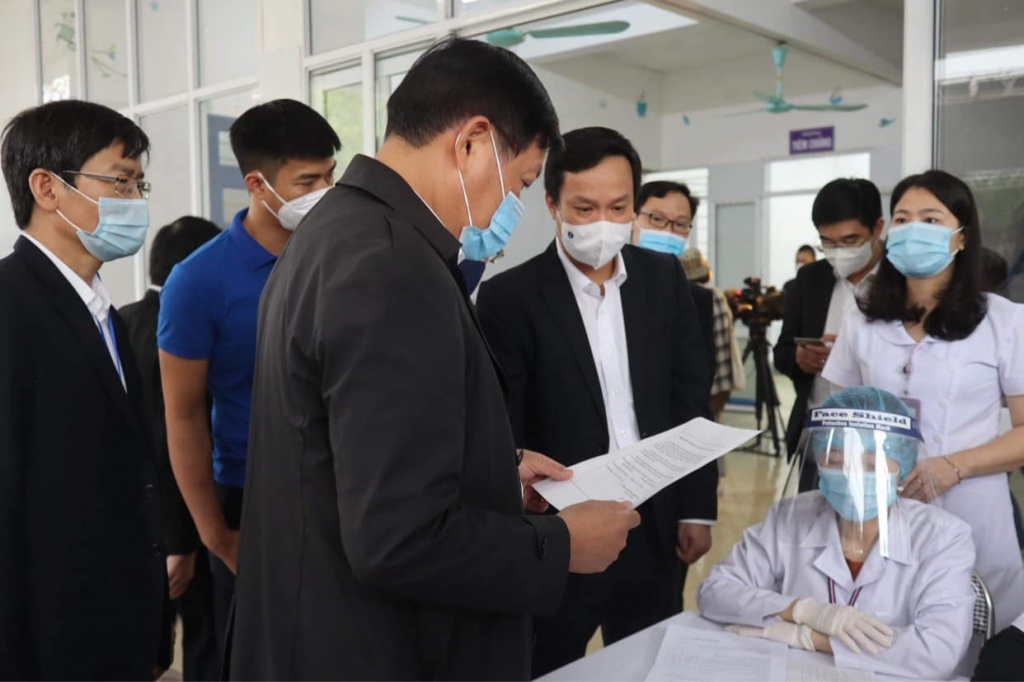 Thứ trưởng Bộ Y tế Đỗ Xuân Tuyên kiểm tra khâu sàng lọc trước tiêm
