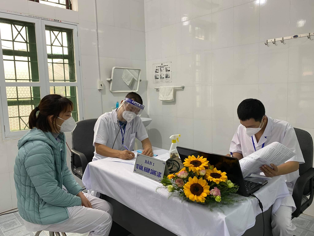 Người đi tiêm được khám sàng lọc trước khi tiêm