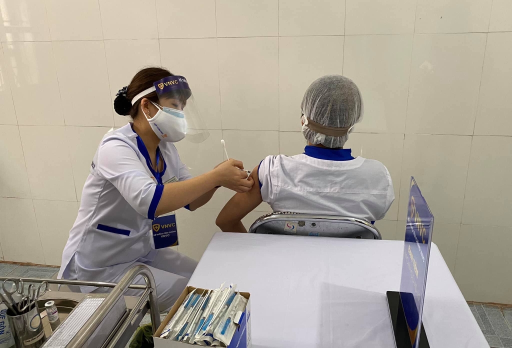 Nhân viên tiêm chủng tiêm vắc xin Covid-19 cho những người đầu tiên tại Hải Dương.