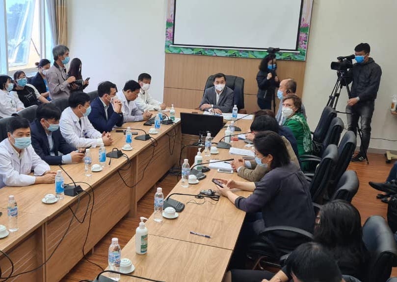 Thứ trưởng Trần Văn Thuấn chủ trì cuộc họp với WHO, UNICEF và Bệnh viện Bệnh Nhiệt đới trung ương sau khi tiêm những mũi tiêm đầu tiên.