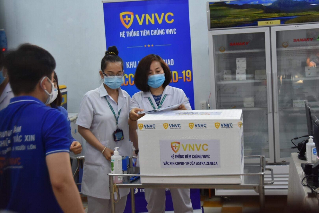 hững liều vắc xin đầu tiên đã được đưa khỏi kho lạnh của VNVC để chuyển đến Bệnh viện Bệnh Nhiệt đới TPHCM.