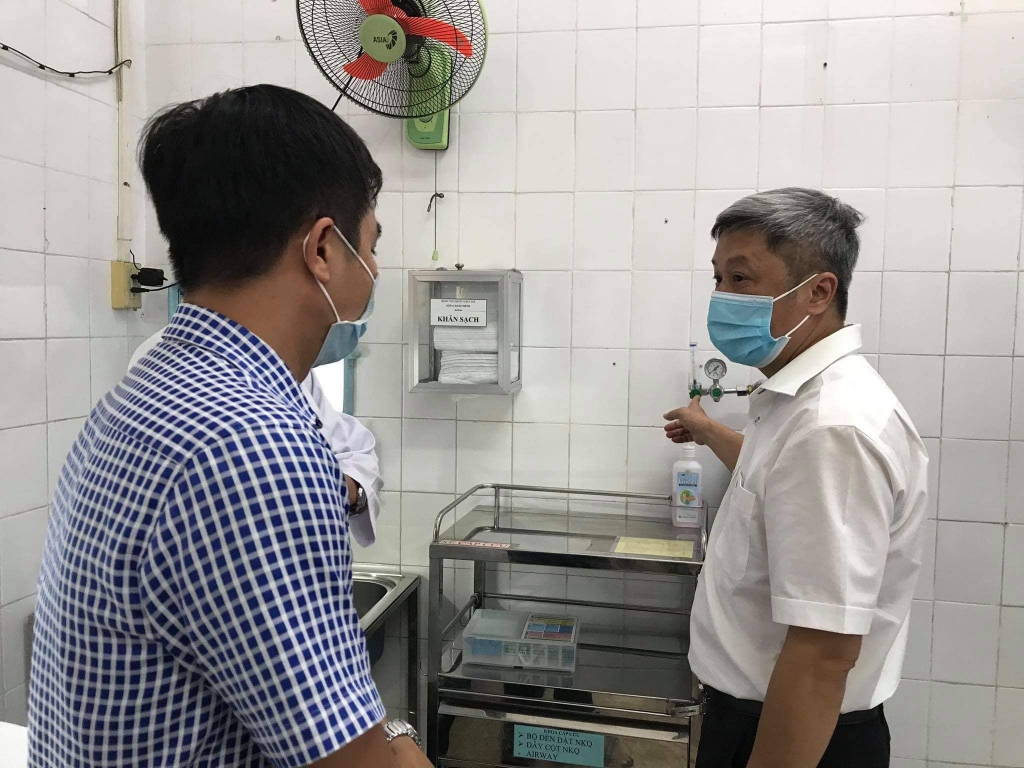 Giám sát tại buổi tiêm chủng có PGS.TS Nguyễn Trường Sơn - Thứ trưởng Bộ Y tế, trưởng đoàn công tác của Bộ Y tế tại TP.HCM;
