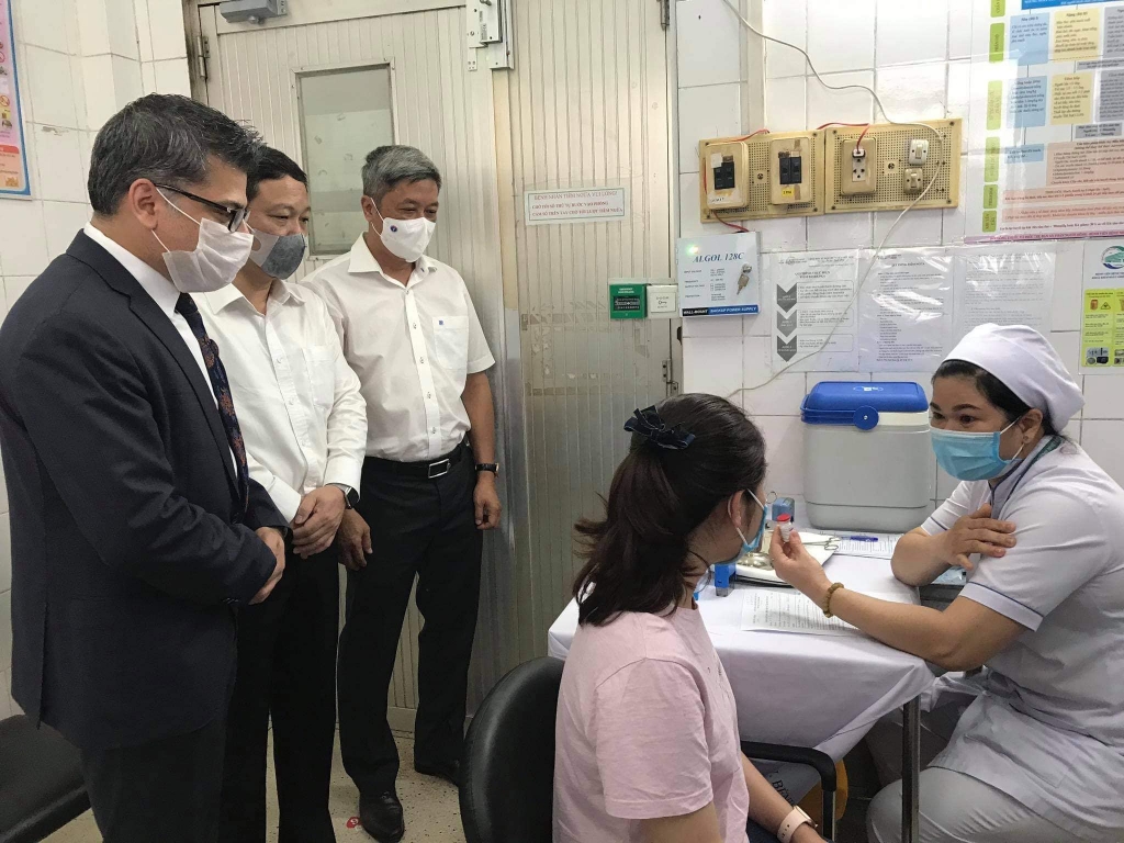 Chiến dịch tiêm chủng lớn nhất trong lịch sử phải được thực hiện an toàn và minh bạch. Ảnh minh hoạ