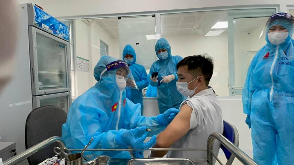 Triển khai tiêm vắc xin Covid-19 tại Bệnh viện Bệnh Nhiệt đới TW cơ sở Kim Chung, Đông Anh, Hà Nội