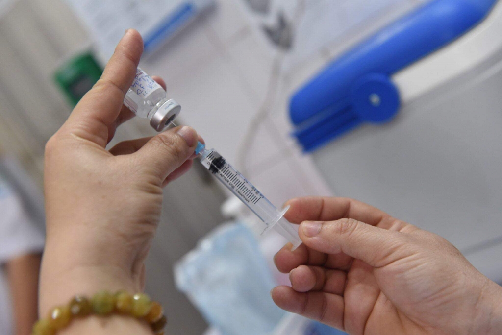 Ngày đầu tiên triển khai tiêm vắc xin Covid-19 ở Việt Nam, 377 người tiêm chủng chưa ghi nhận phản ứng sau tiêm