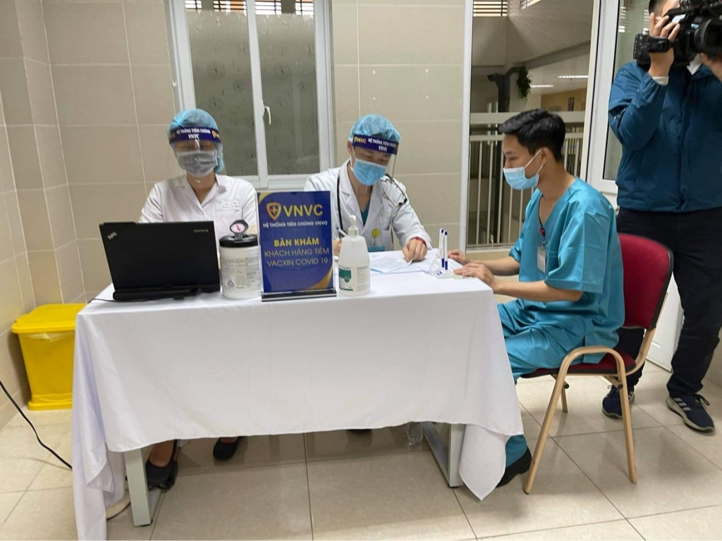 Các nhân viên y tế được khám sàng lọc kỹ lưỡng Các nhân viên y tế được khám sàng lọc kỹ lưỡng