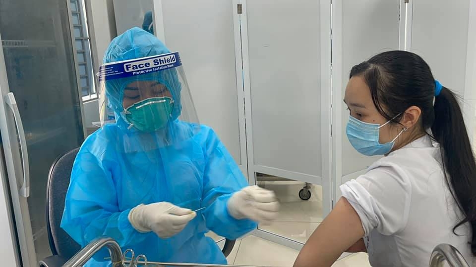 Sau khi tiêm vắc xin Covid-19, nhiều bác sĩ, nhân viên y tế của BV Bệnh Nhiệt đới TW đã đi làm trở lại ngay sáng 9/3