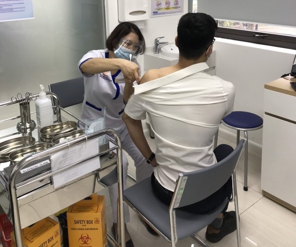 Quận Long Biên triển khai tiêm vắc xin phòng Covid-19 cho nhóm đối tượng ưu tiên đợt 1 năm 2021