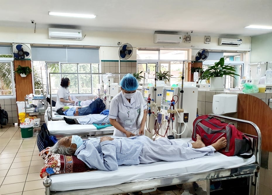 Chăm sóc cho bệnh nhân chạy thận nhân tạo.