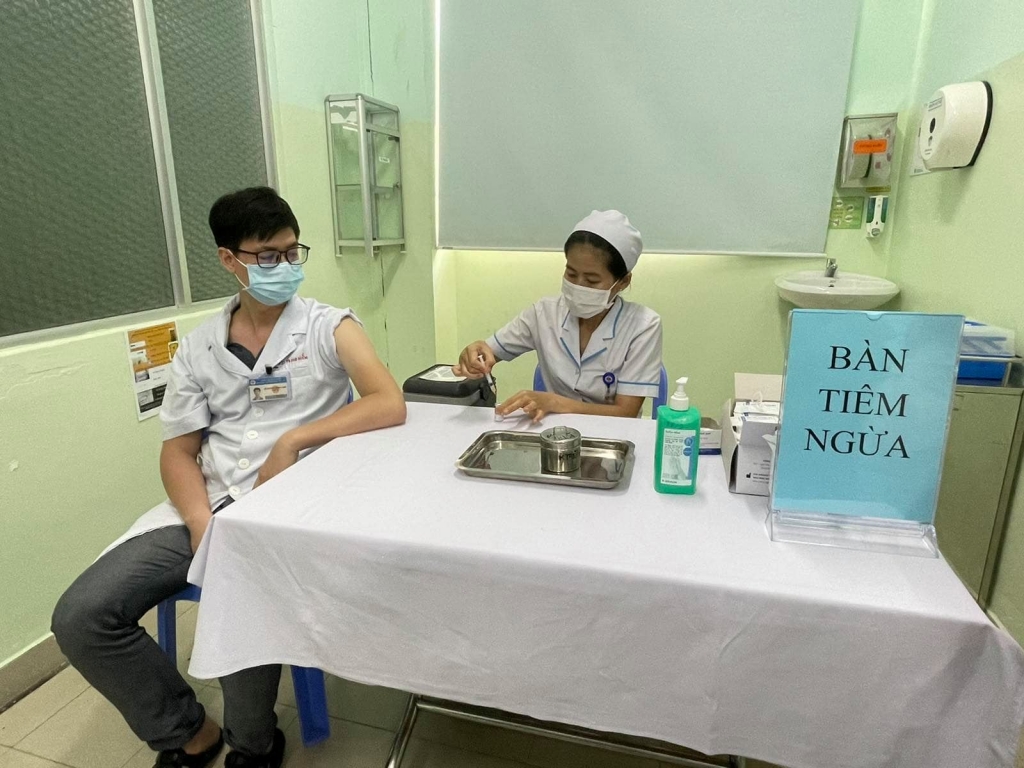 Đoàn kiểm tra công tác tiêm chủng vắc xin phòng Covid-19 tại Bệnh viện Hùng Vương 