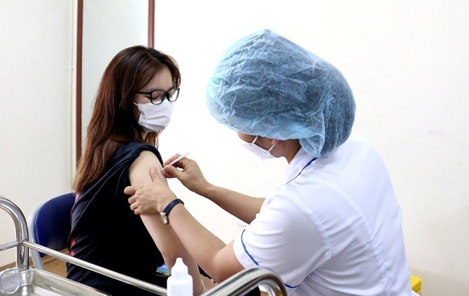  Đẩy nhanh chiến dịch tiêm chủng vắc xin phòng Covid-19 cho người dân.