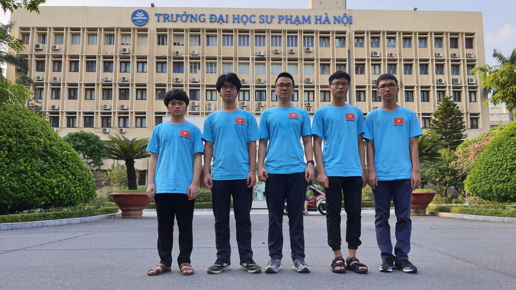 Trần Quang Vinh (đứng giữa) cùng các bạn trong đội tuyển Olympic Vật lý quốc tế 2021