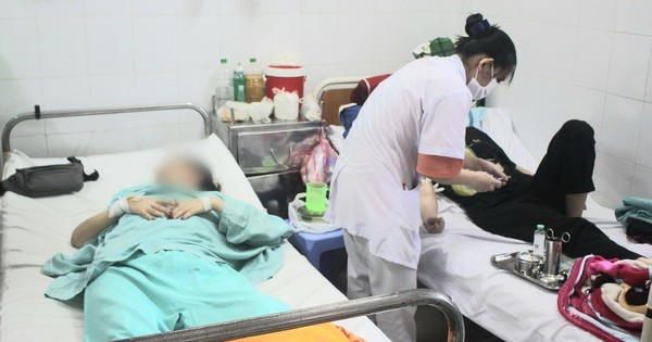 Các ca ngộ độc sau ăn cơm gà của quán Trâm Anh đang điều trị tại Bệnh viện Đa khoa tỉnh Khánh Hòa. Ảnh: Bộ Y tế