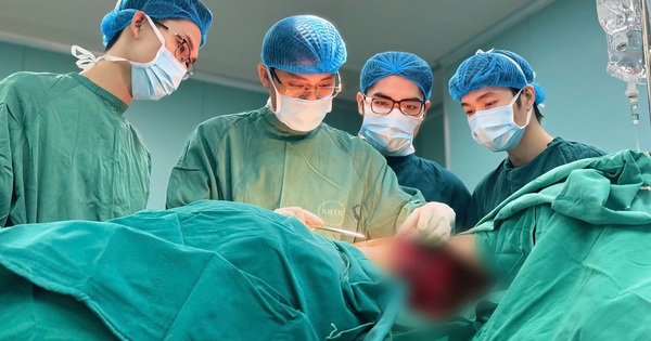 Cô gái trải qua 16 lần hóa trị, ngực hoại tử sâu vì mắc ung thư vú thể hiếm gặp
