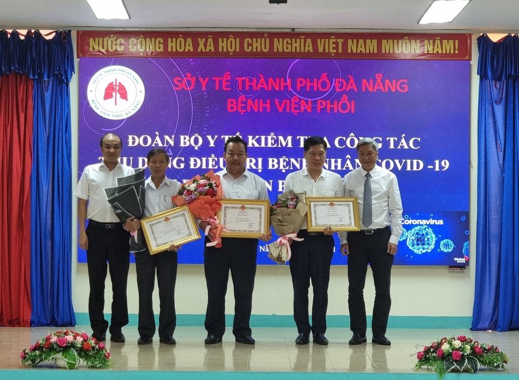 Bộ Y tế trao bằng khen cho 3 tập thể là Bệnh viện Đà Nẵng, Bệnh viện Phổi Đà Nẵng và Trung tâm Cấp cứu thành phố Đà Nẵng và 10 cá nhân thuộc Sở Y tế Đà Nẵng đã có nhiều thành tích trong phòng chống dịch COVID-19